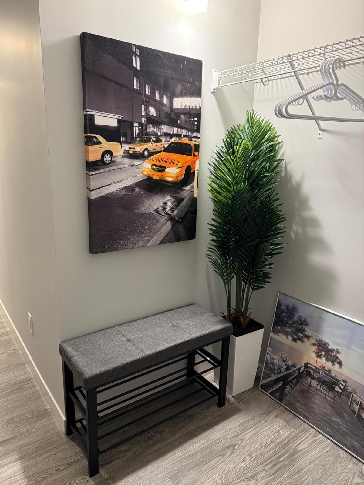 Relax, Recharge, Repeat 2bedroom Walkout Haven * Calgary