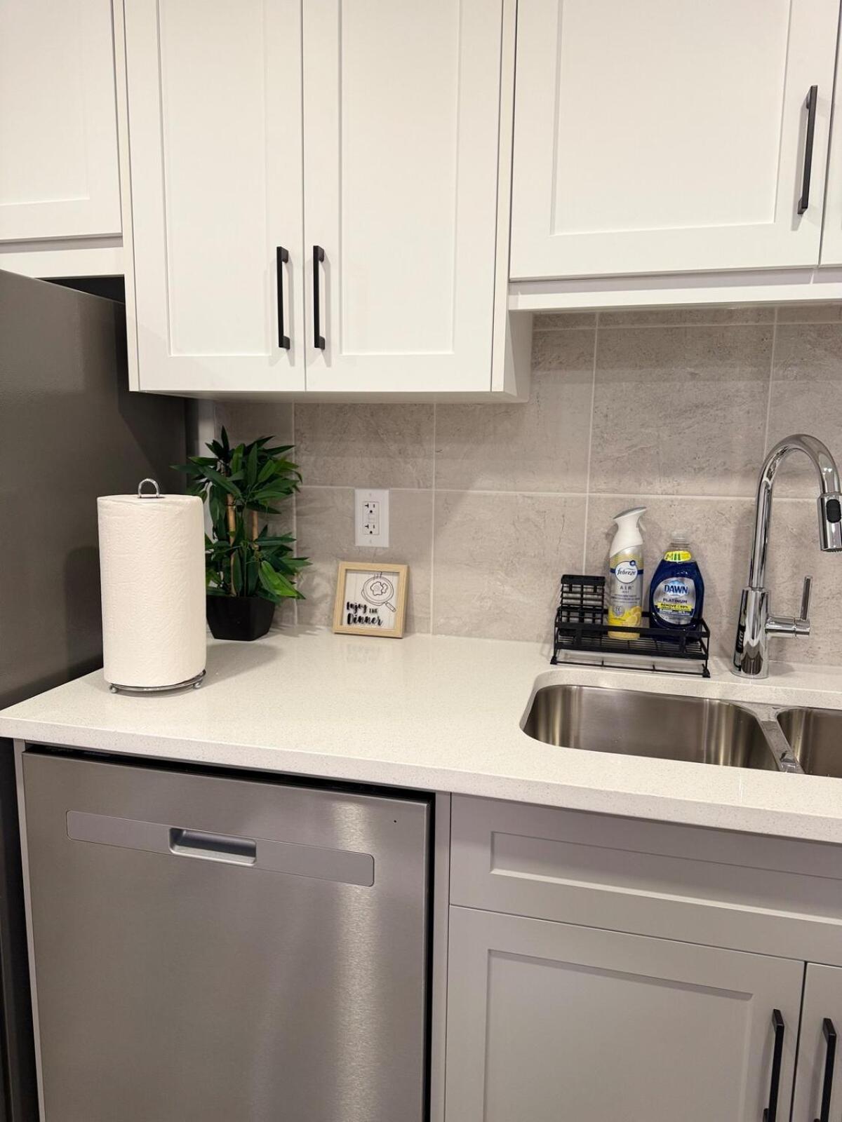 Relax, Recharge, Repeat 2bedroom Walkout Haven * Calgary