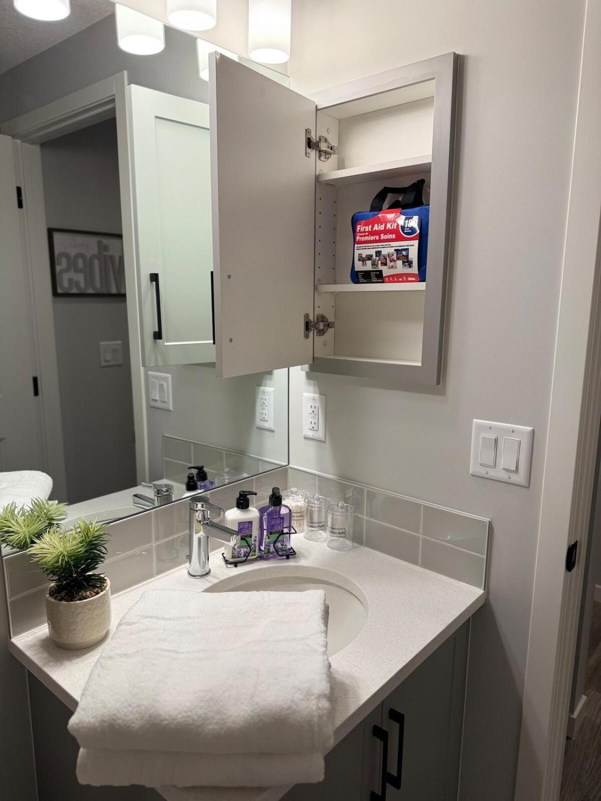 Relax, Recharge, Repeat 2bedroom Walkout Haven Calgary